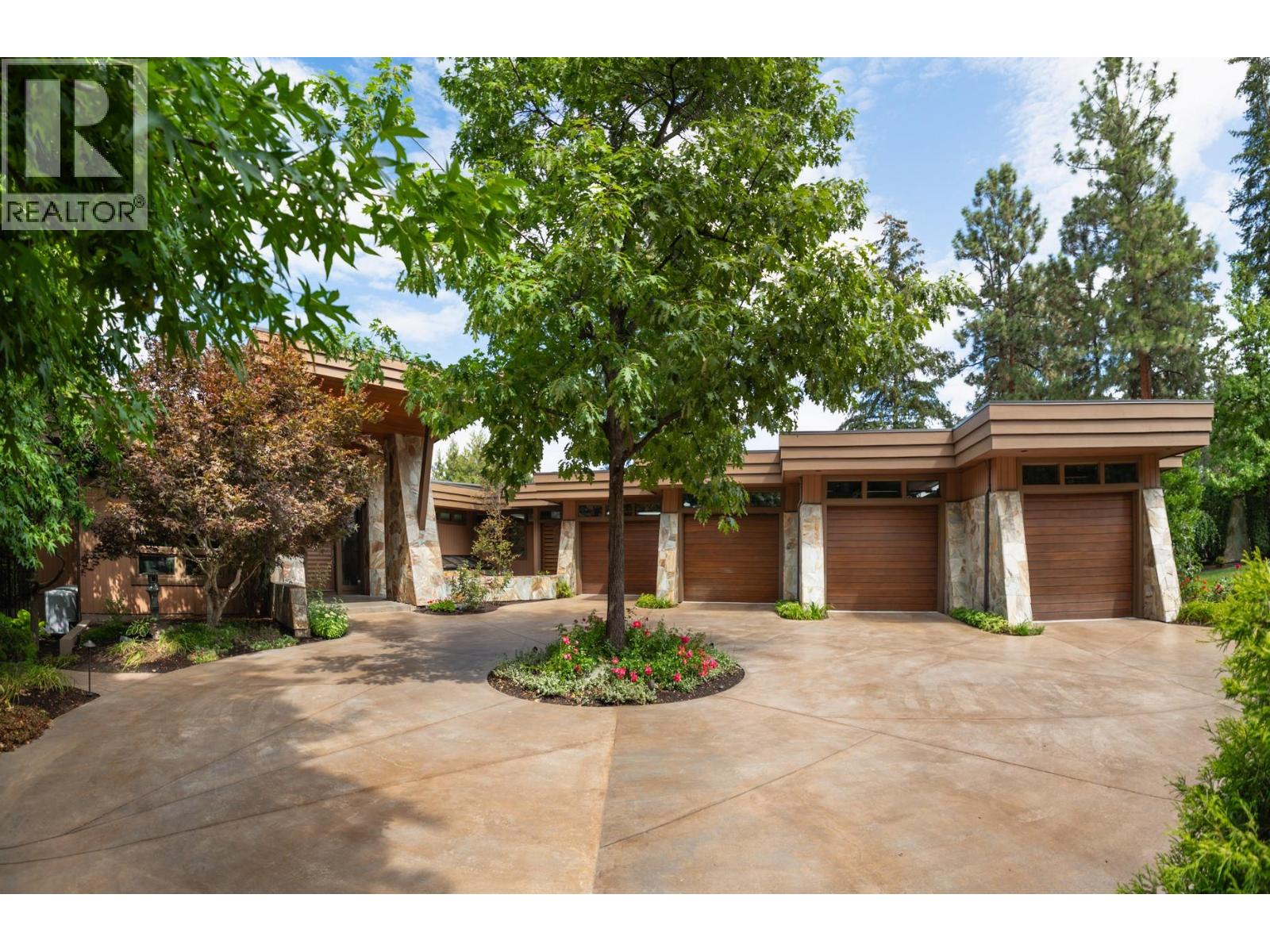 Picture for 704 Barnaby  Road https://www.cirrealty.ca/reb/bc/5/10363565_90.jpg