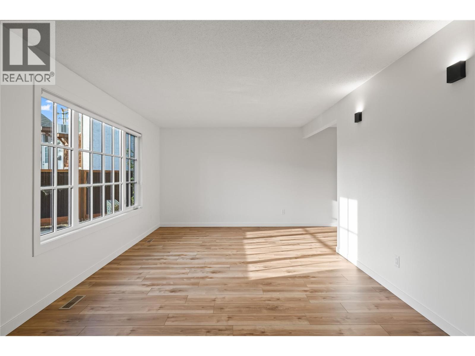 Picture for Unit #3, 2957 Conlin  Court https://www.cirrealty.ca/reb/bc/5/10363985_11.jpg