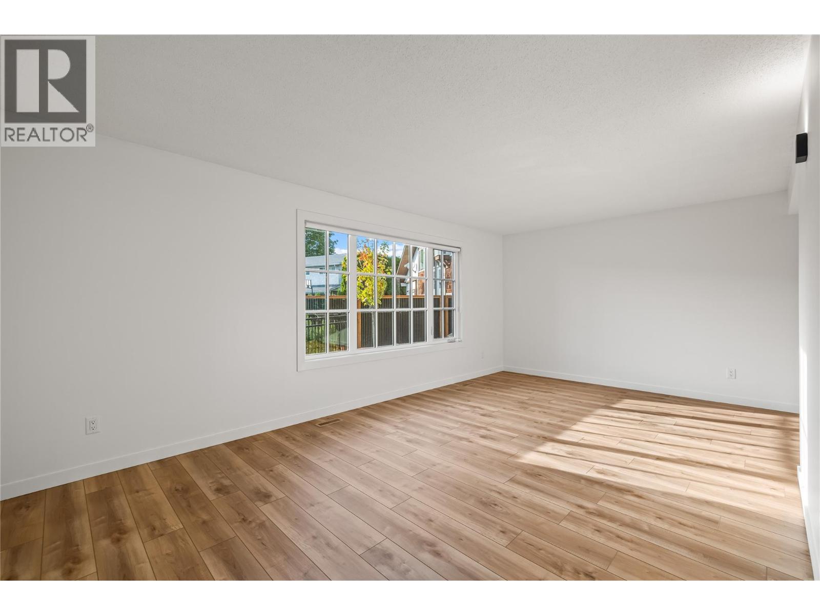 Picture for Unit #3, 2957 Conlin  Court https://www.cirrealty.ca/reb/bc/5/10363985_12.jpg