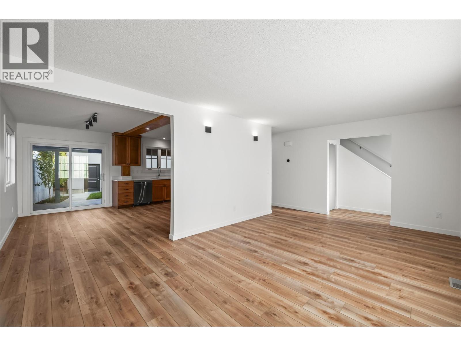 Picture for Unit #3, 2957 Conlin  Court https://www.cirrealty.ca/reb/bc/5/10363985_14.jpg