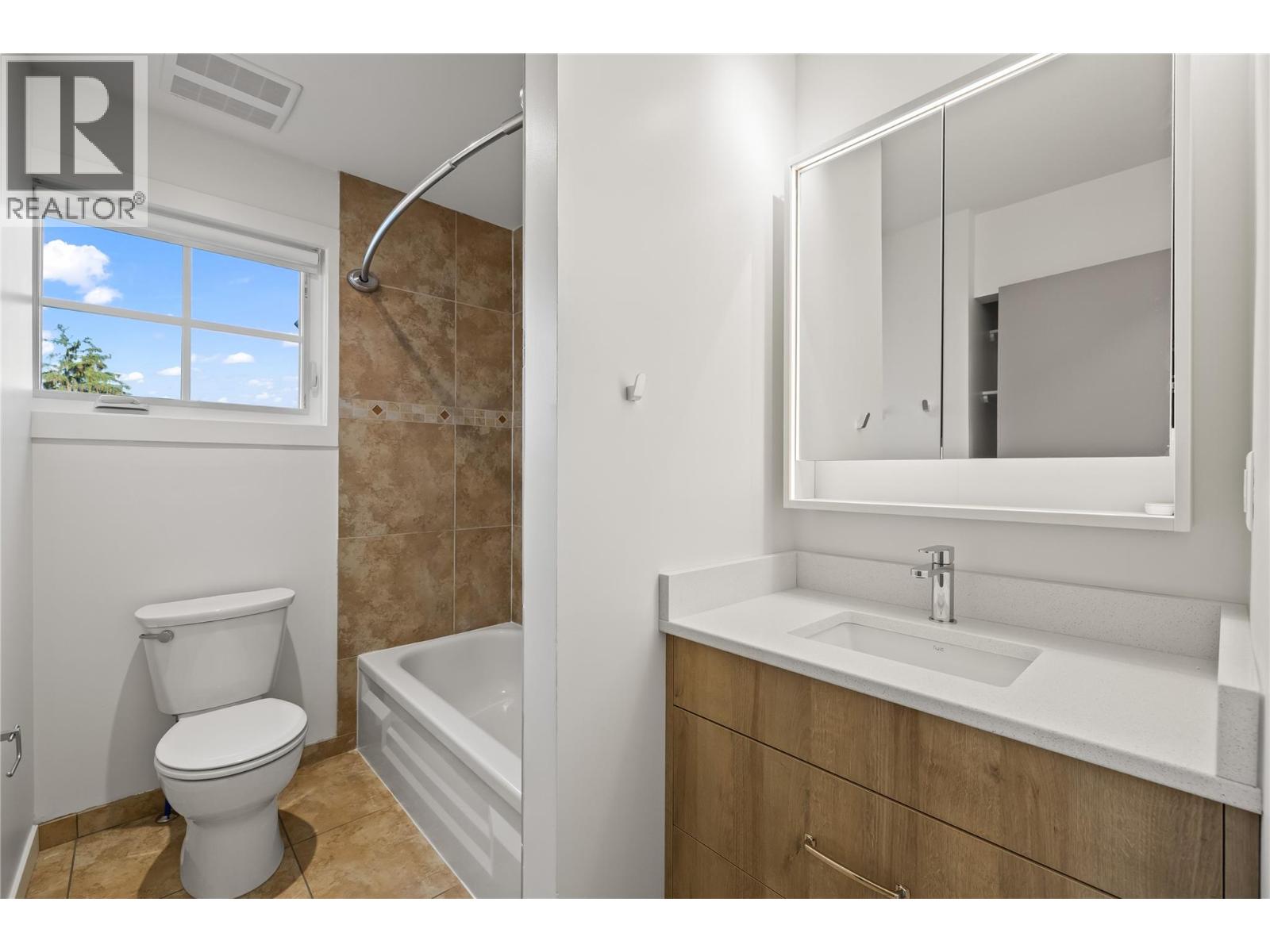 Picture for Unit #3, 2957 Conlin  Court https://www.cirrealty.ca/reb/bc/5/10363985_23.jpg