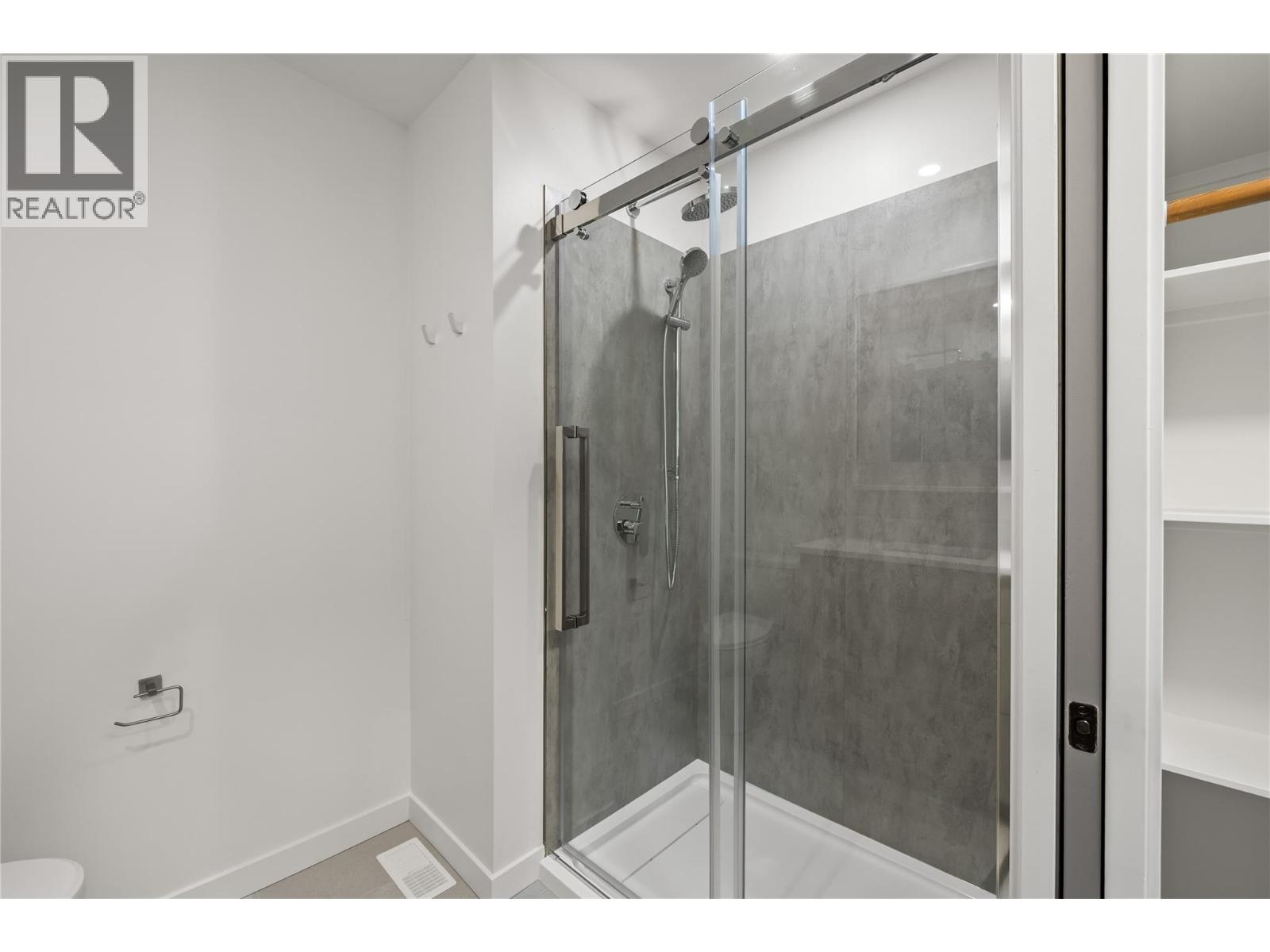 Picture for Unit #3, 2957 Conlin  Court https://www.cirrealty.ca/reb/bc/5/10363985_30.jpg