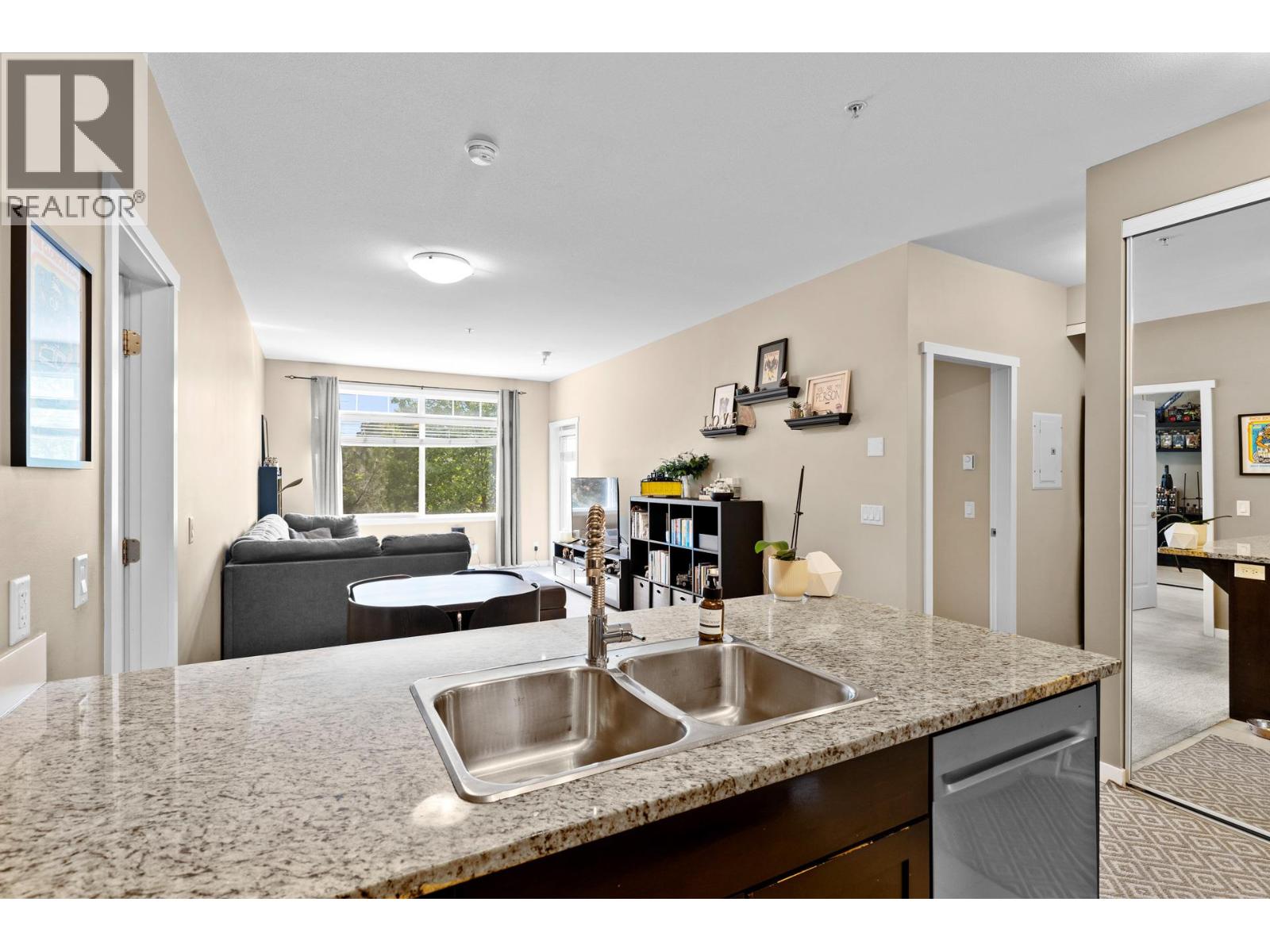 Picture for Unit #209, 1350 Ridgeway  Drive https://www.cirrealty.ca/reb/bc/5/10364155_7.jpg