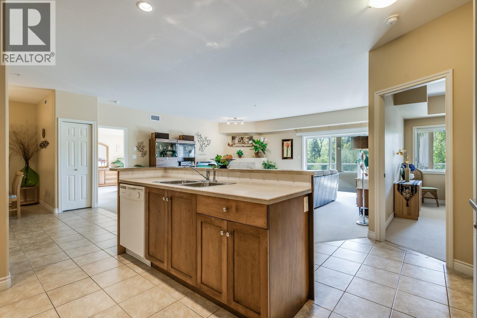 Picture for Unit #306, 1961 Durnin  Road https://www.cirrealty.ca/reb/bc/5/10364685_13.jpg