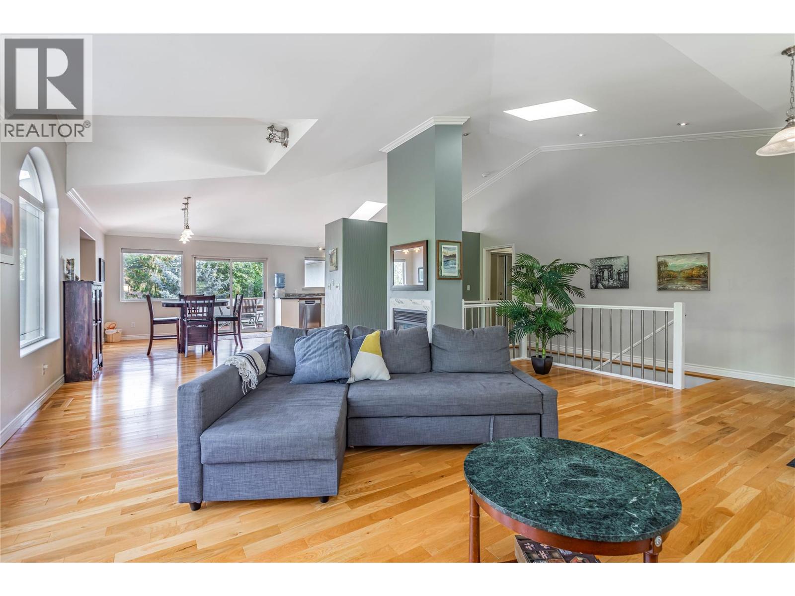 Picture for 311 Woodpark  Crescent https://www.cirrealty.ca/reb/bc/5/10365125_10.jpg