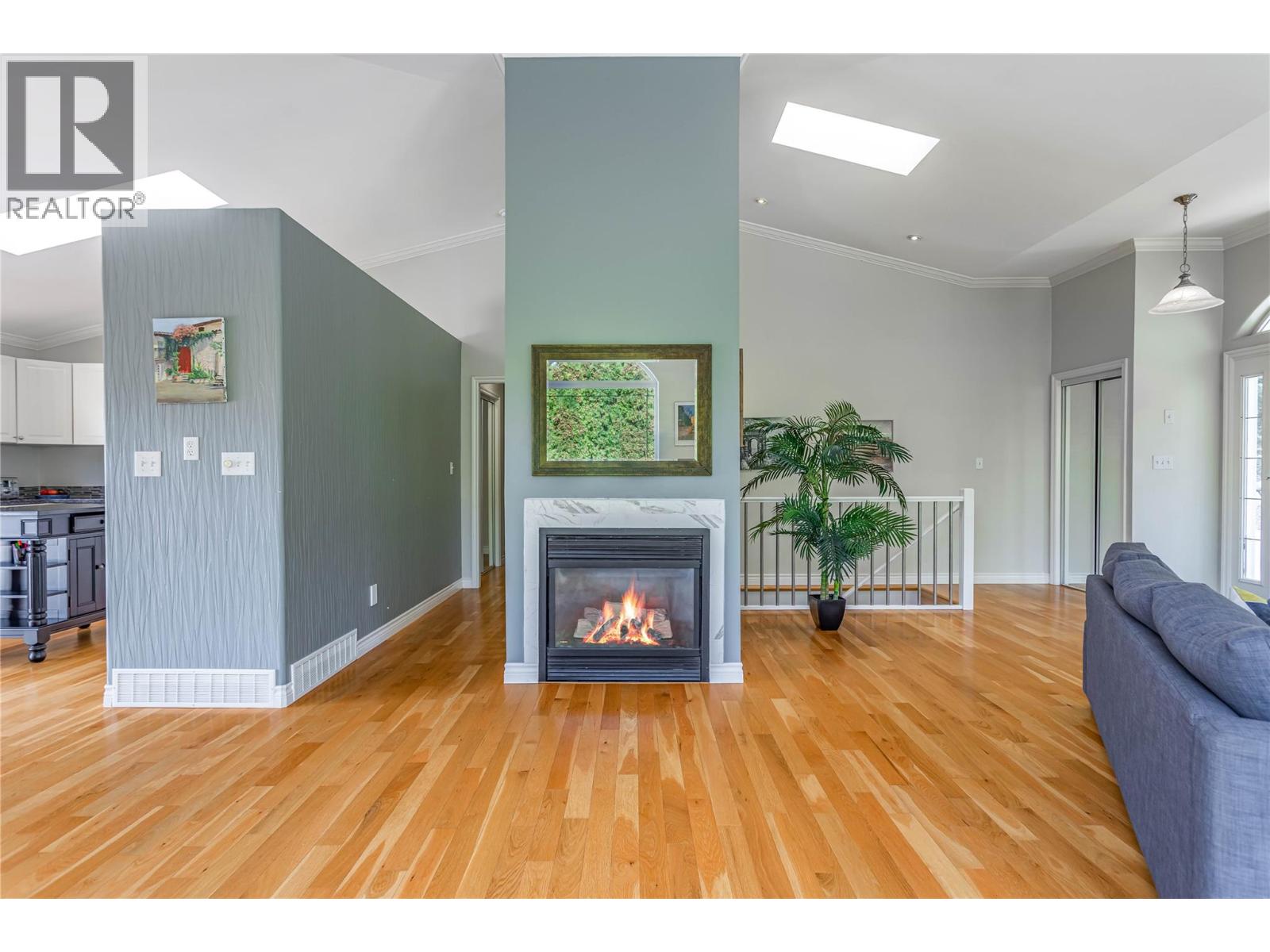 Picture for 311 Woodpark  Crescent https://www.cirrealty.ca/reb/bc/5/10365125_11.jpg