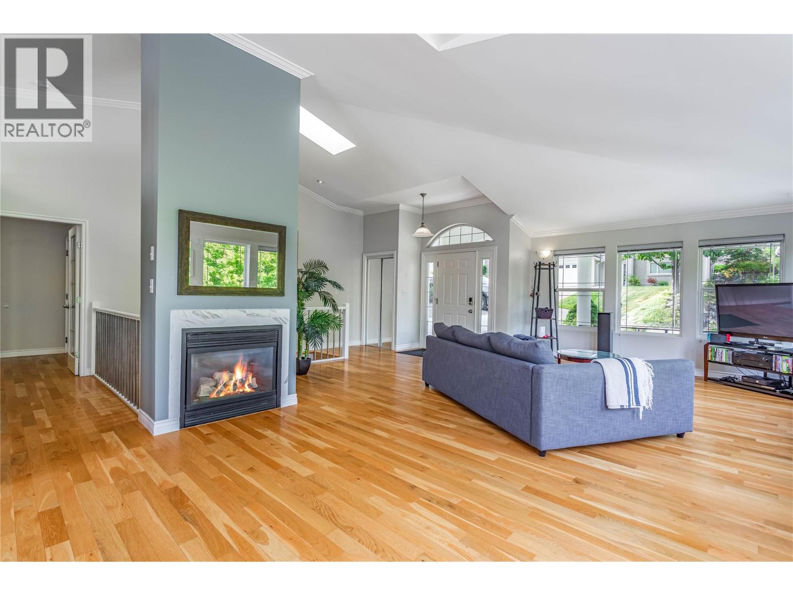 Picture for 311 Woodpark  Crescent https://www.cirrealty.ca/reb/bc/5/10365125_12.jpg