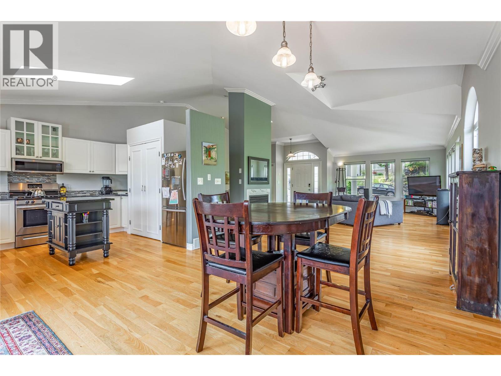 Picture for 311 Woodpark  Crescent https://www.cirrealty.ca/reb/bc/5/10365125_14.jpg