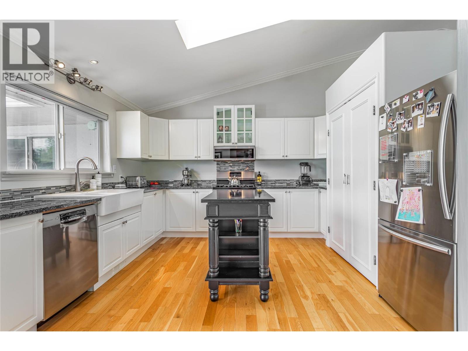 Picture for 311 Woodpark  Crescent https://www.cirrealty.ca/reb/bc/5/10365125_15.jpg