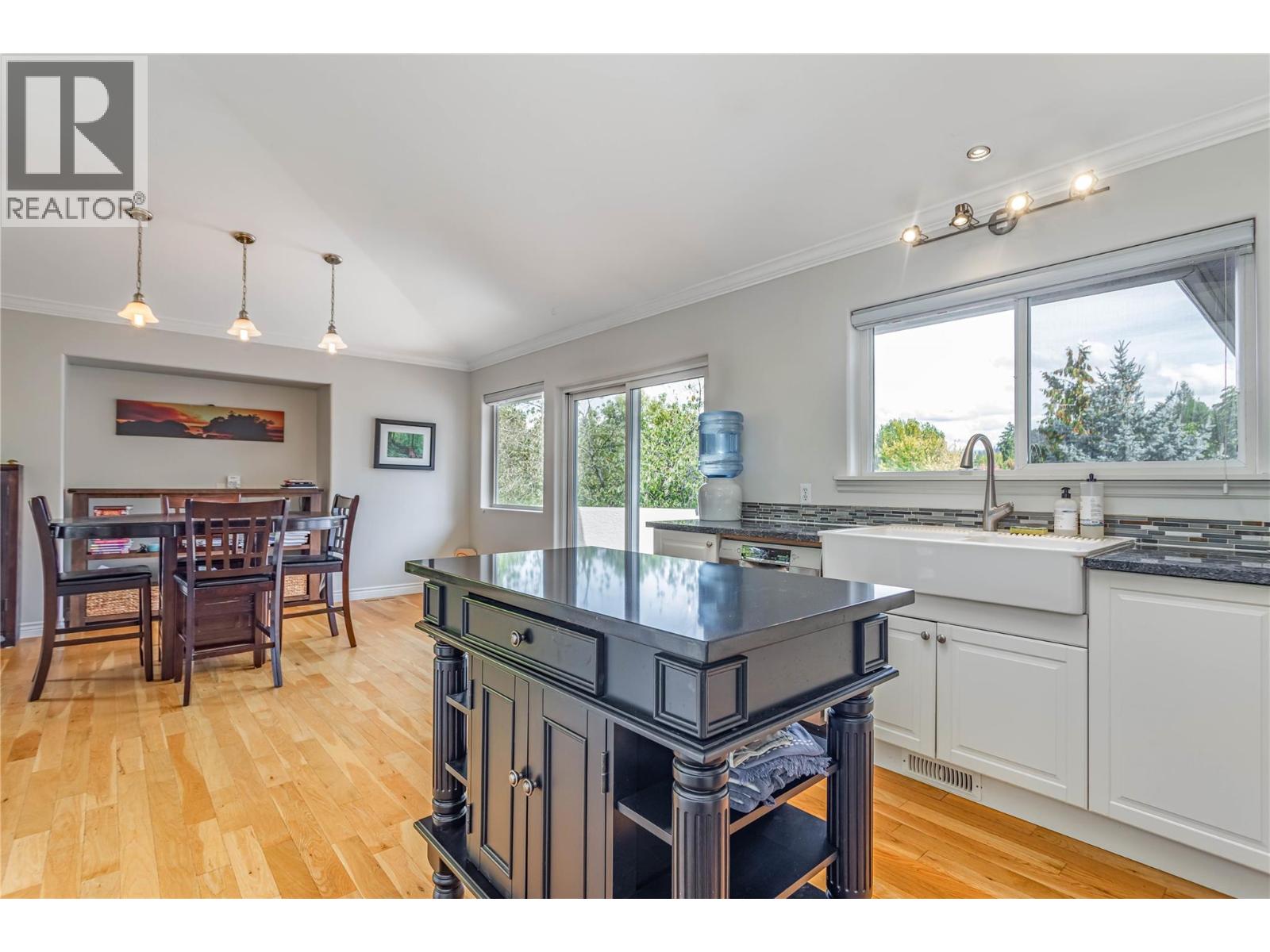 Picture for 311 Woodpark  Crescent https://www.cirrealty.ca/reb/bc/5/10365125_16.jpg