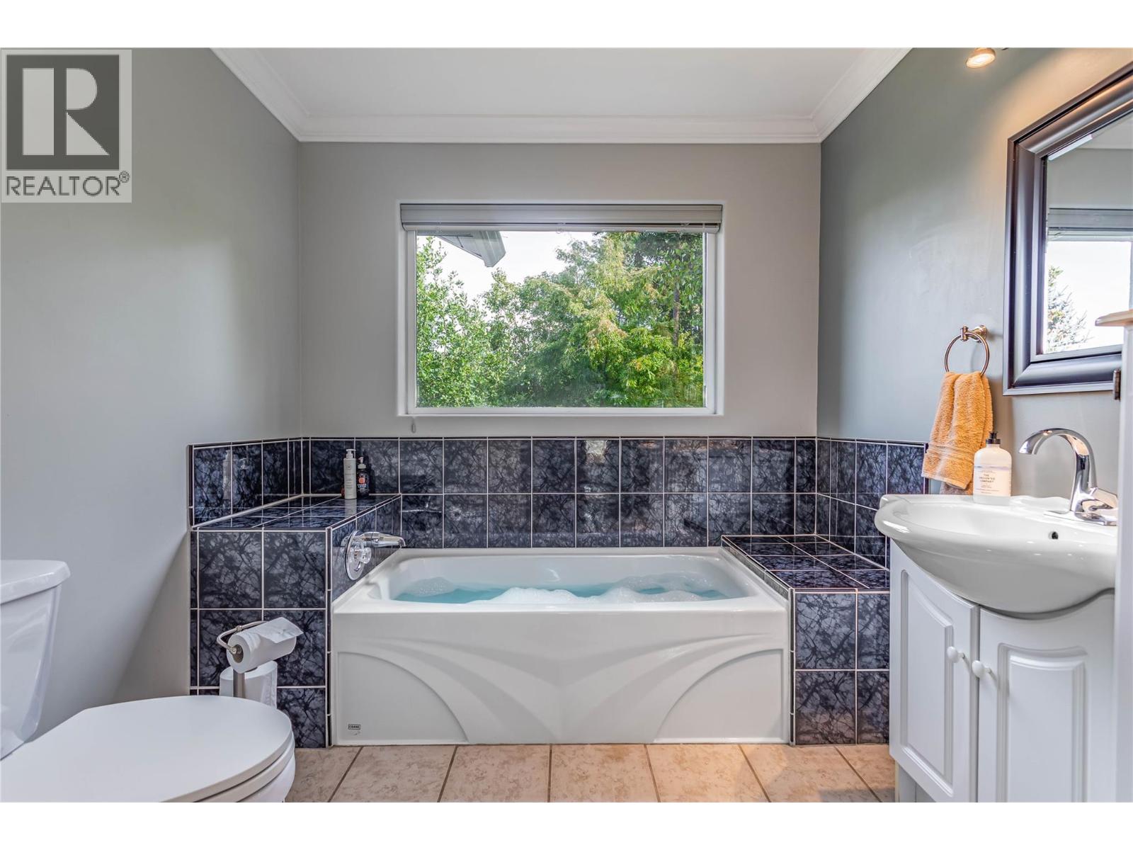 Picture for 311 Woodpark  Crescent https://www.cirrealty.ca/reb/bc/5/10365125_28.jpg