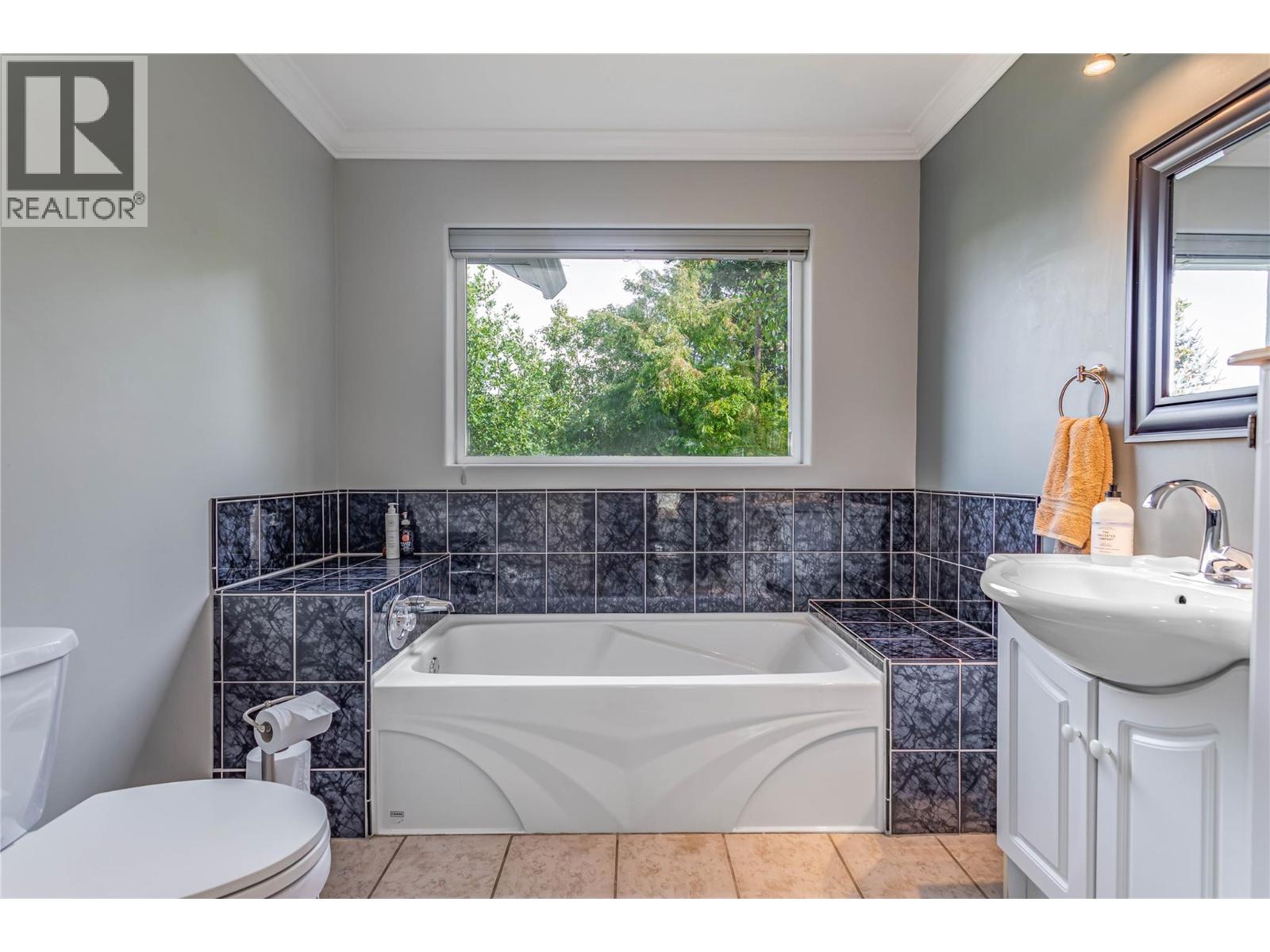 Picture for 311 Woodpark  Crescent https://www.cirrealty.ca/reb/bc/5/10365125_29.jpg