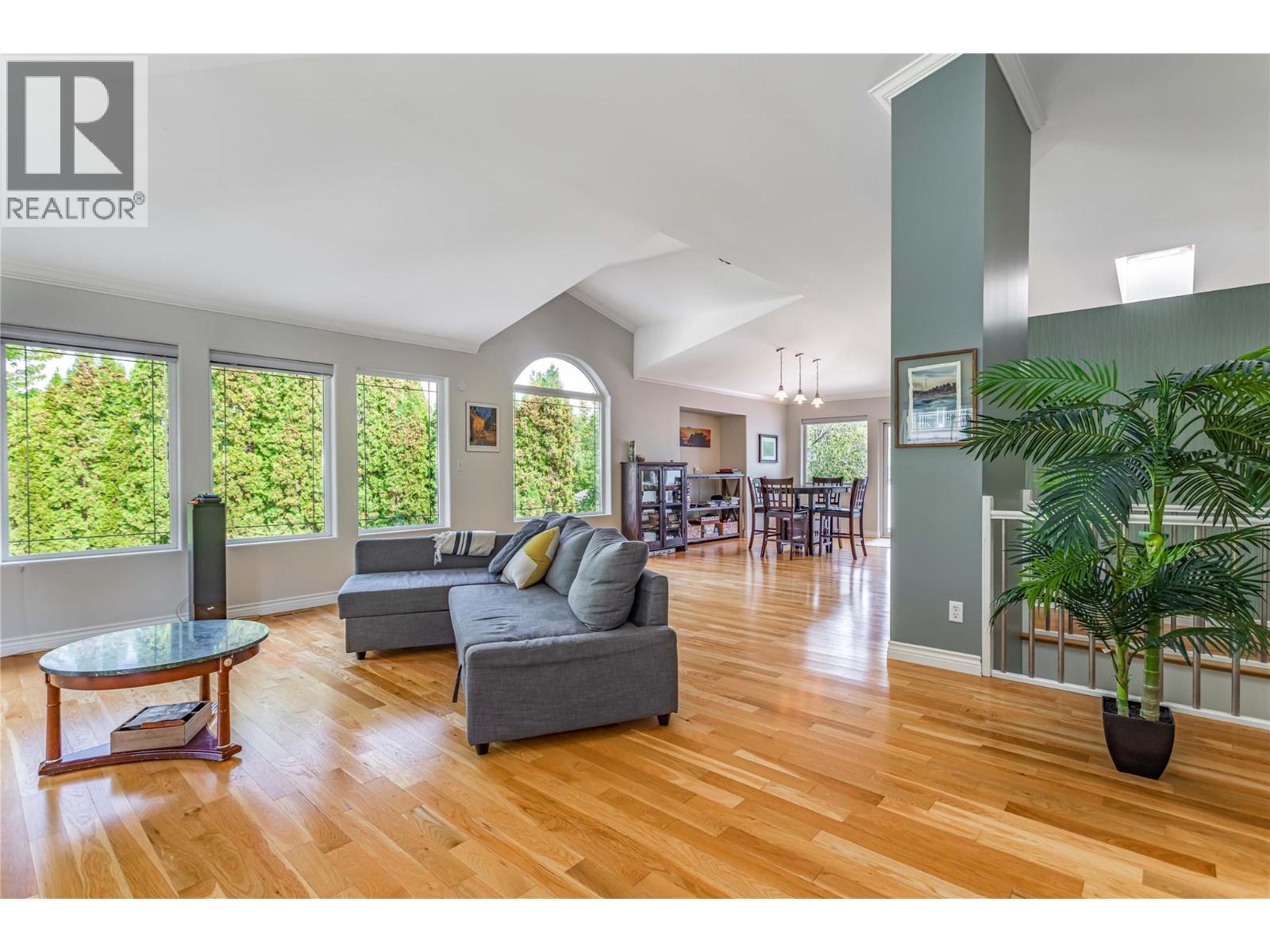 Picture for 311 Woodpark  Crescent https://www.cirrealty.ca/reb/bc/5/10365125_8.jpg