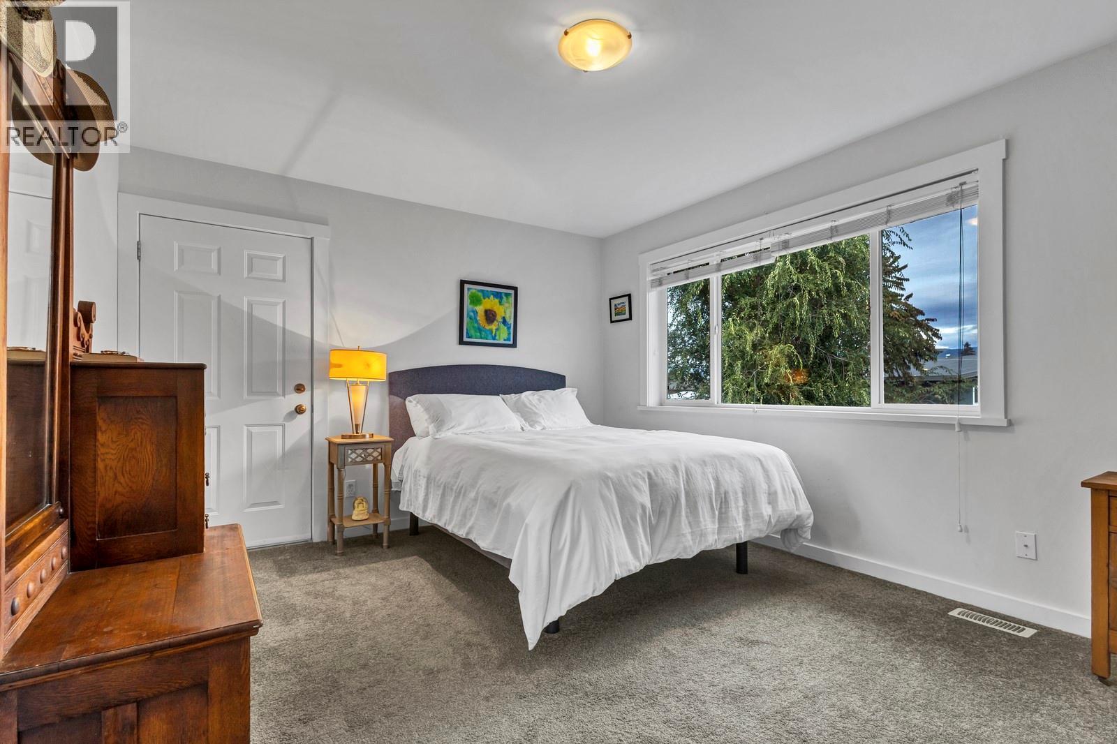 Picture for 202 Pearson  Road https://www.cirrealty.ca/reb/bc/5/10365135_16.jpg