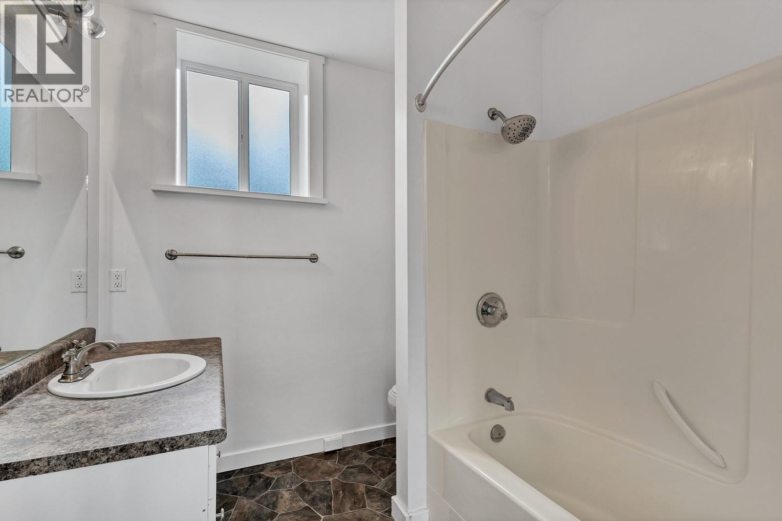 Picture for 202 Pearson  Road https://www.cirrealty.ca/reb/bc/5/10365135_32.jpg