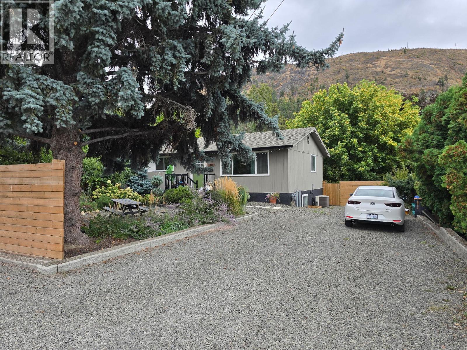 Picture for 2606 Applewood  Road https://www.cirrealty.ca/reb/bc/5/10365525_2.jpg