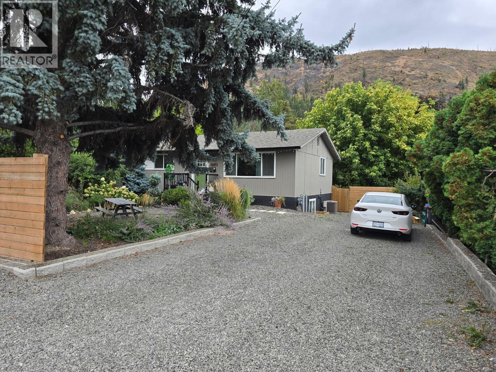 Picture for 2606 Applewood  Road https://www.cirrealty.ca/reb/bc/5/10365525_3.jpg