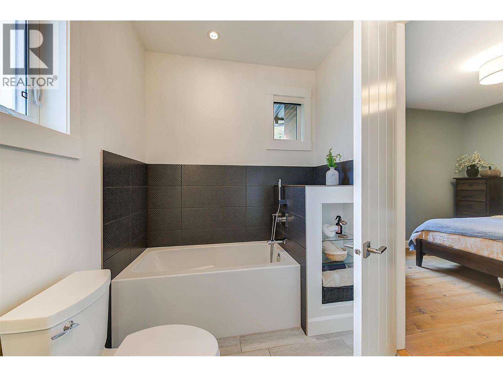 Picture for 738 Highpointe  Drive https://www.cirrealty.ca/reb/bc/5/10365685_40.jpg