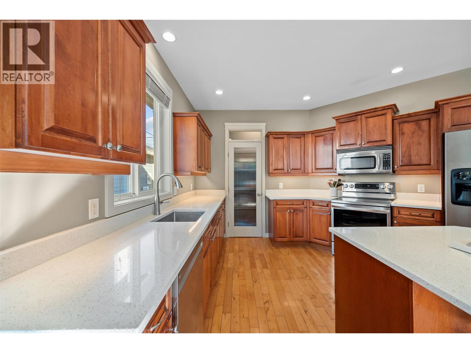 Picture for 607 Quarry  Avenue https://www.cirrealty.ca/reb/bc/5/10365765_10.jpg