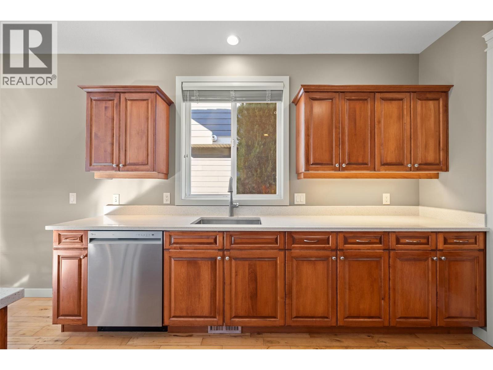 Picture for 607 Quarry  Avenue https://www.cirrealty.ca/reb/bc/5/10365765_11.jpg