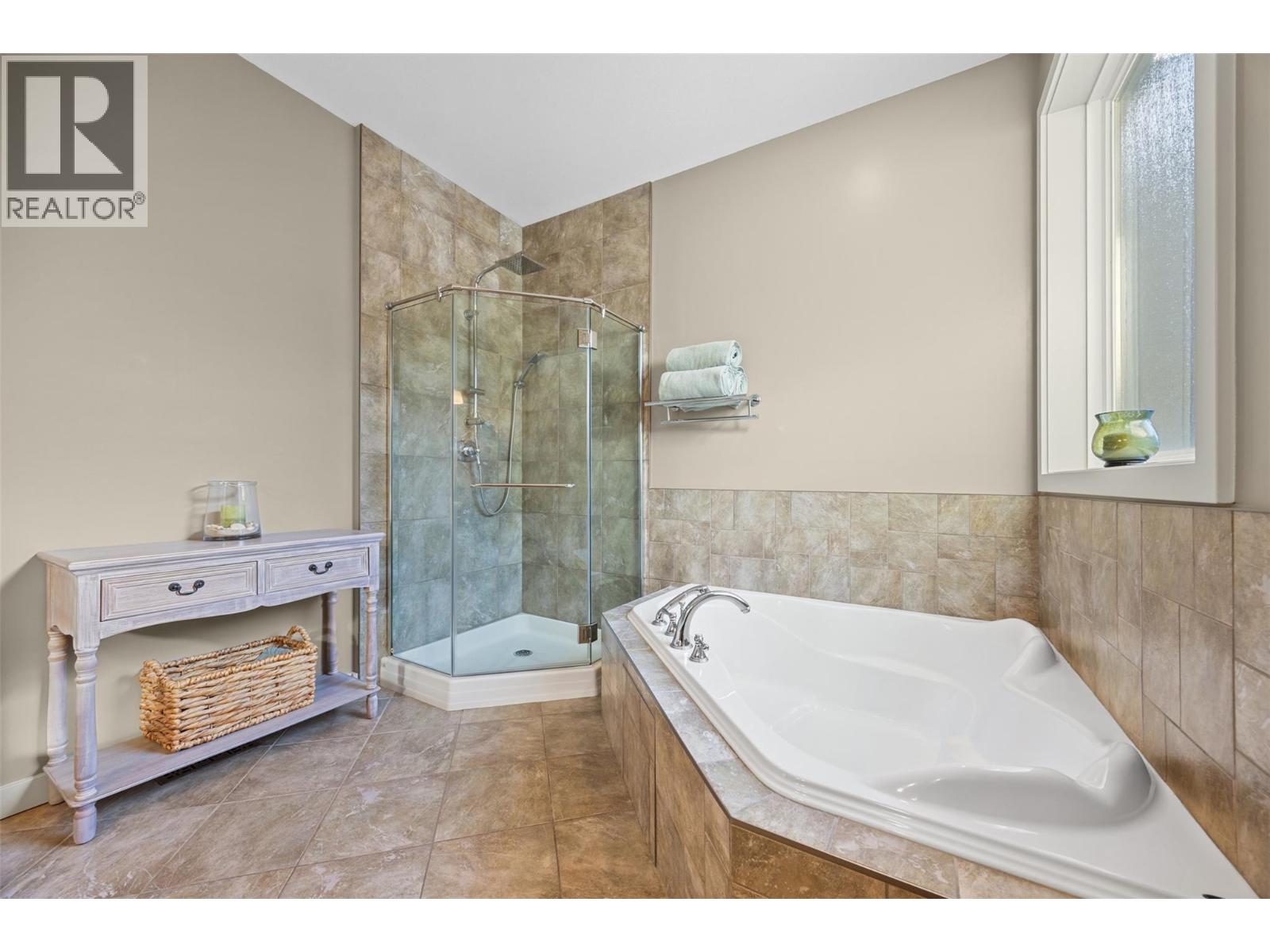 Picture for 607 Quarry  Avenue https://www.cirrealty.ca/reb/bc/5/10365765_31.jpg