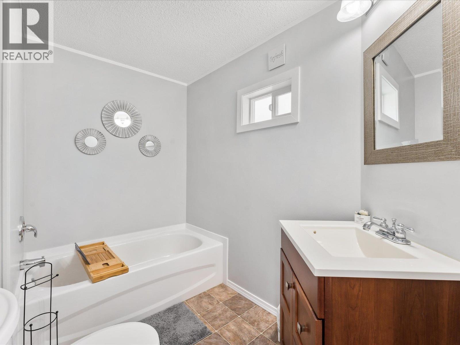 Picture for Unit #9, 610 Katherine  Road https://www.cirrealty.ca/reb/bc/5/10365905_16.jpg