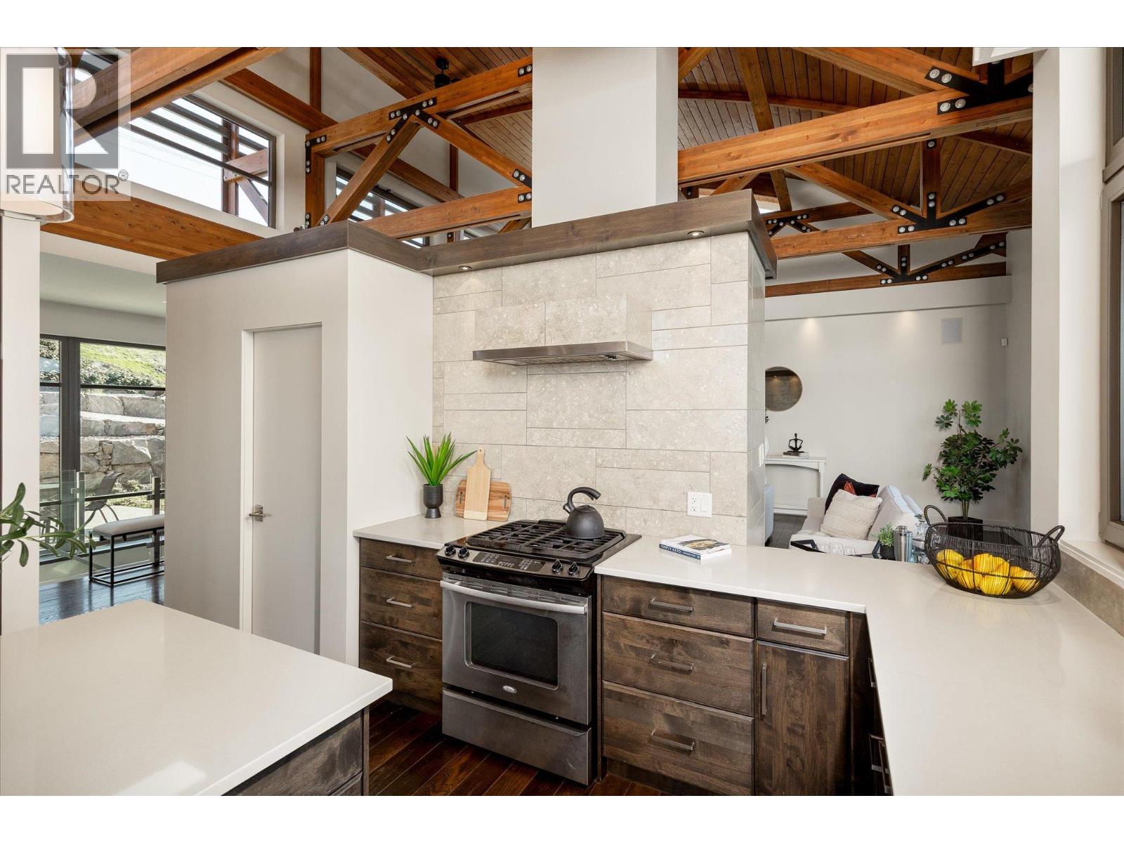 Picture for 5560 Lakeshore  Road https://www.cirrealty.ca/reb/bc/5/10366095_10.jpg