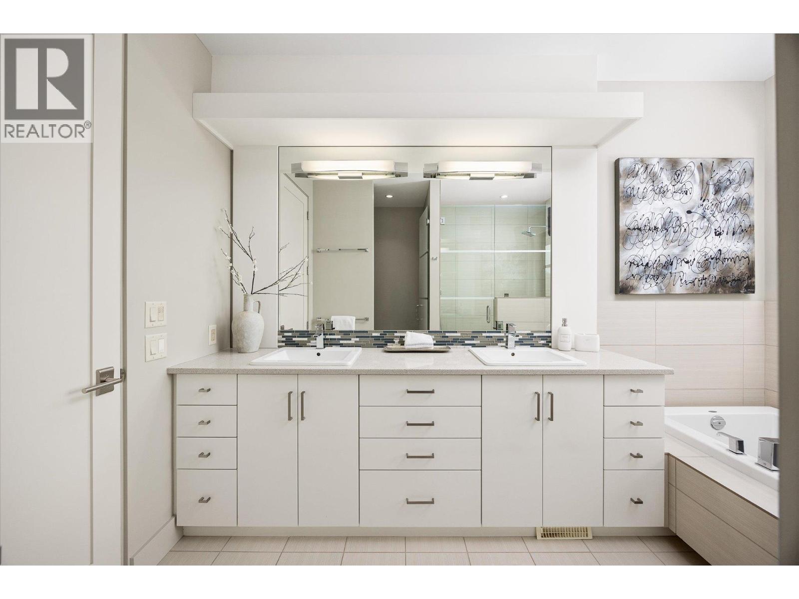 Picture for 5560 Lakeshore  Road https://www.cirrealty.ca/reb/bc/5/10366095_19.jpg