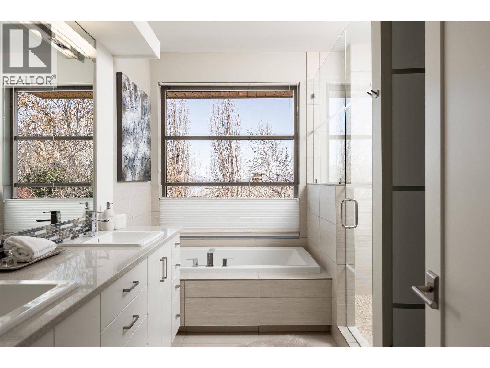 Picture for 5560 Lakeshore  Road https://www.cirrealty.ca/reb/bc/5/10366095_20.jpg