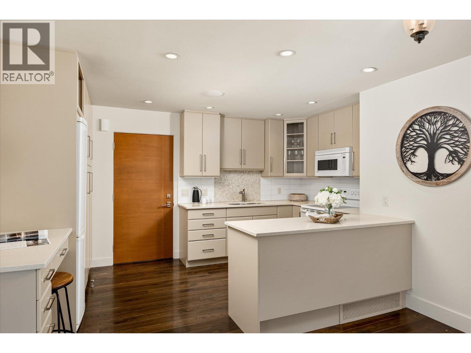 Picture for 5560 Lakeshore  Road https://www.cirrealty.ca/reb/bc/5/10366095_25.jpg