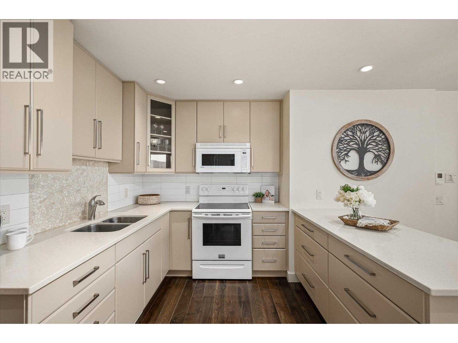 Picture for 5560 Lakeshore  Road https://www.cirrealty.ca/reb/bc/5/10366095_26.jpg