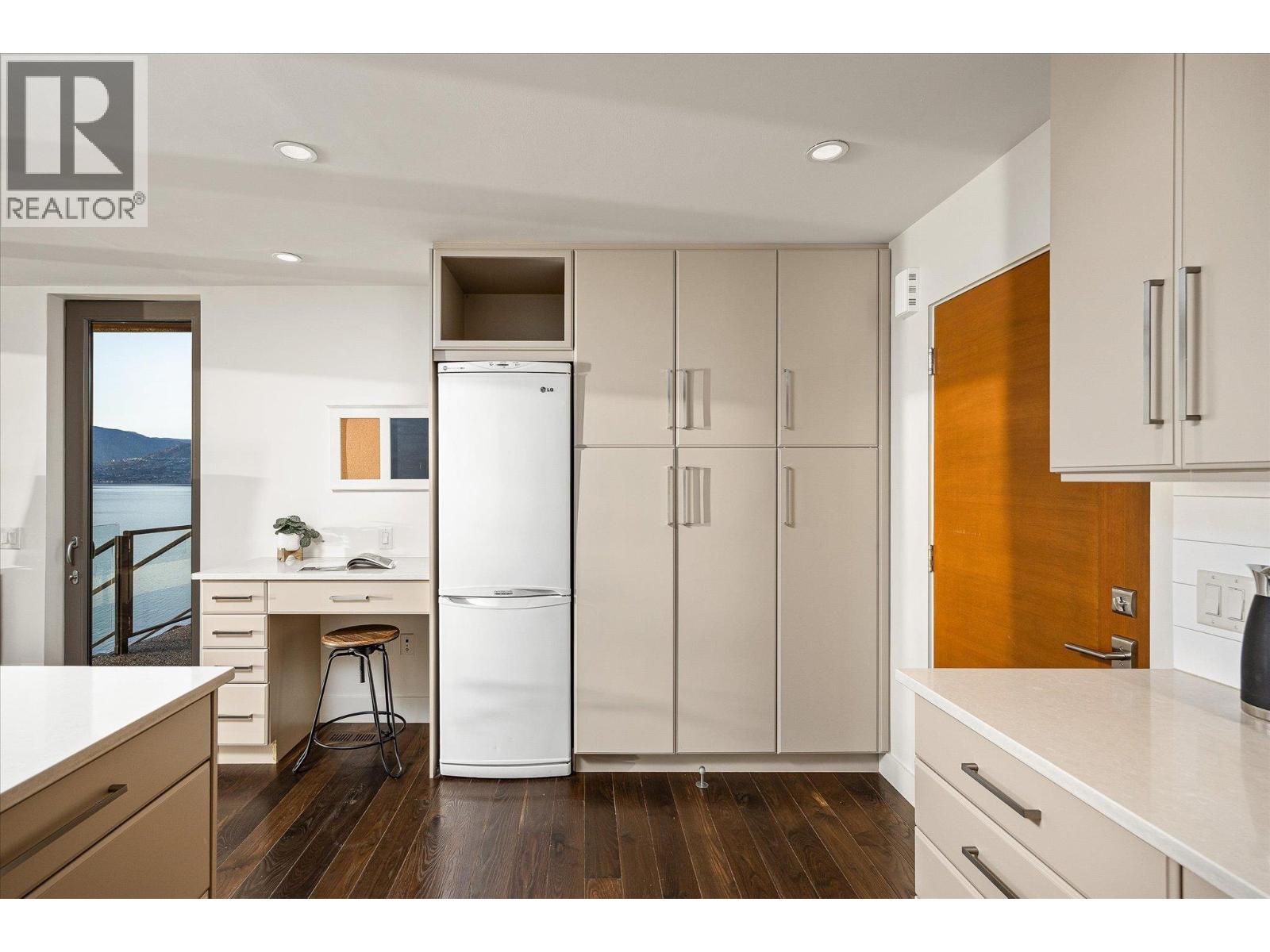 Picture for 5560 Lakeshore  Road https://www.cirrealty.ca/reb/bc/5/10366095_27.jpg