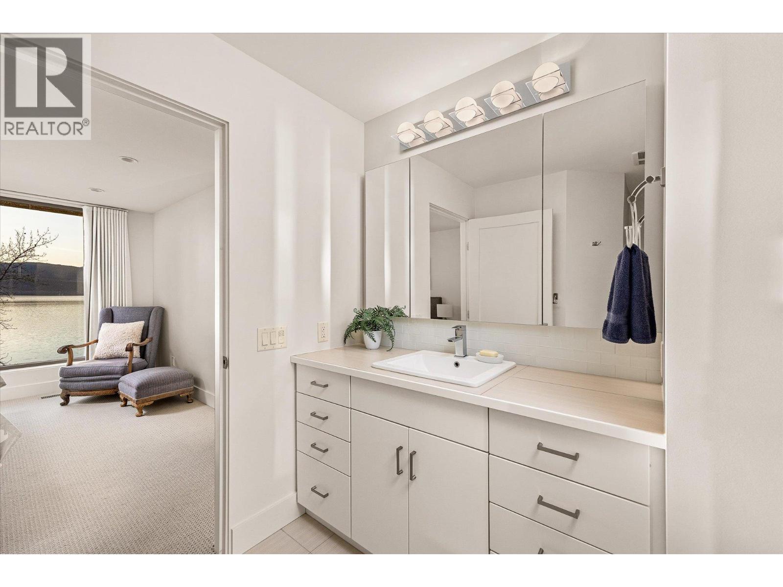 Picture for 5560 Lakeshore  Road https://www.cirrealty.ca/reb/bc/5/10366095_32.jpg