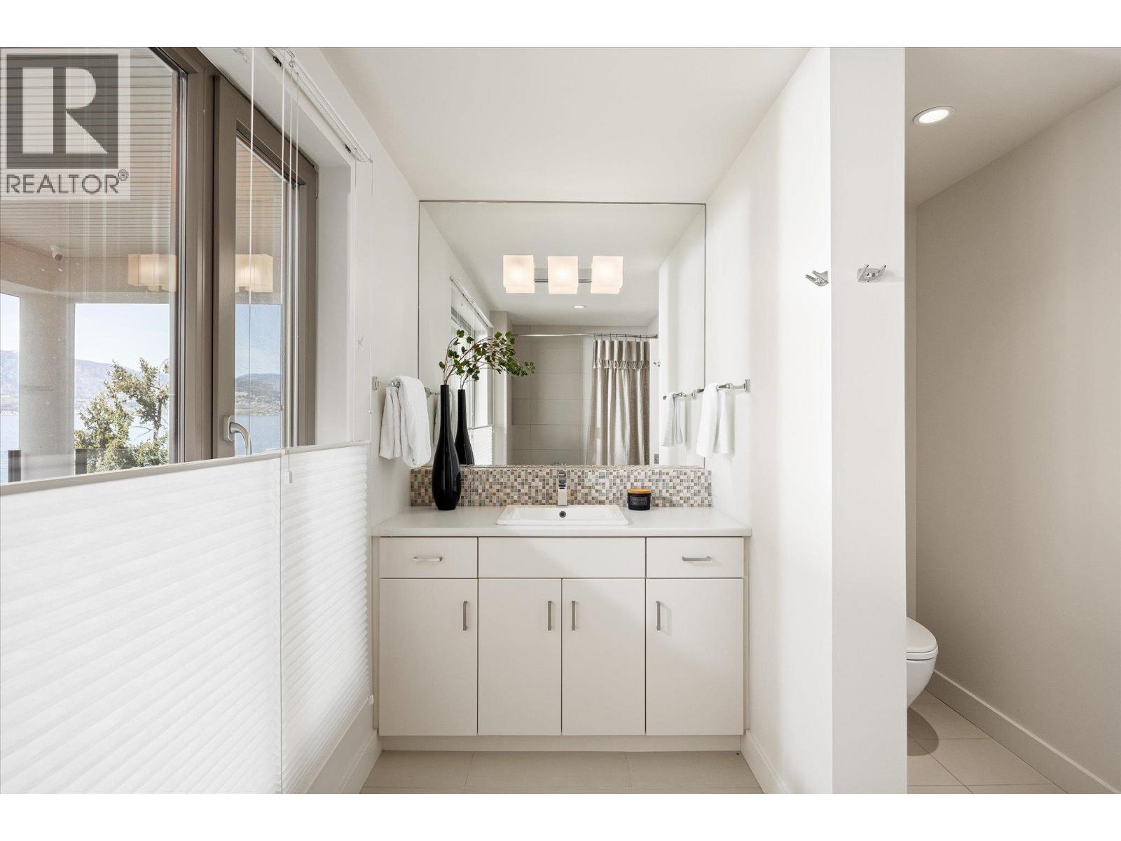 Picture for 5560 Lakeshore  Road https://www.cirrealty.ca/reb/bc/5/10366095_43.jpg