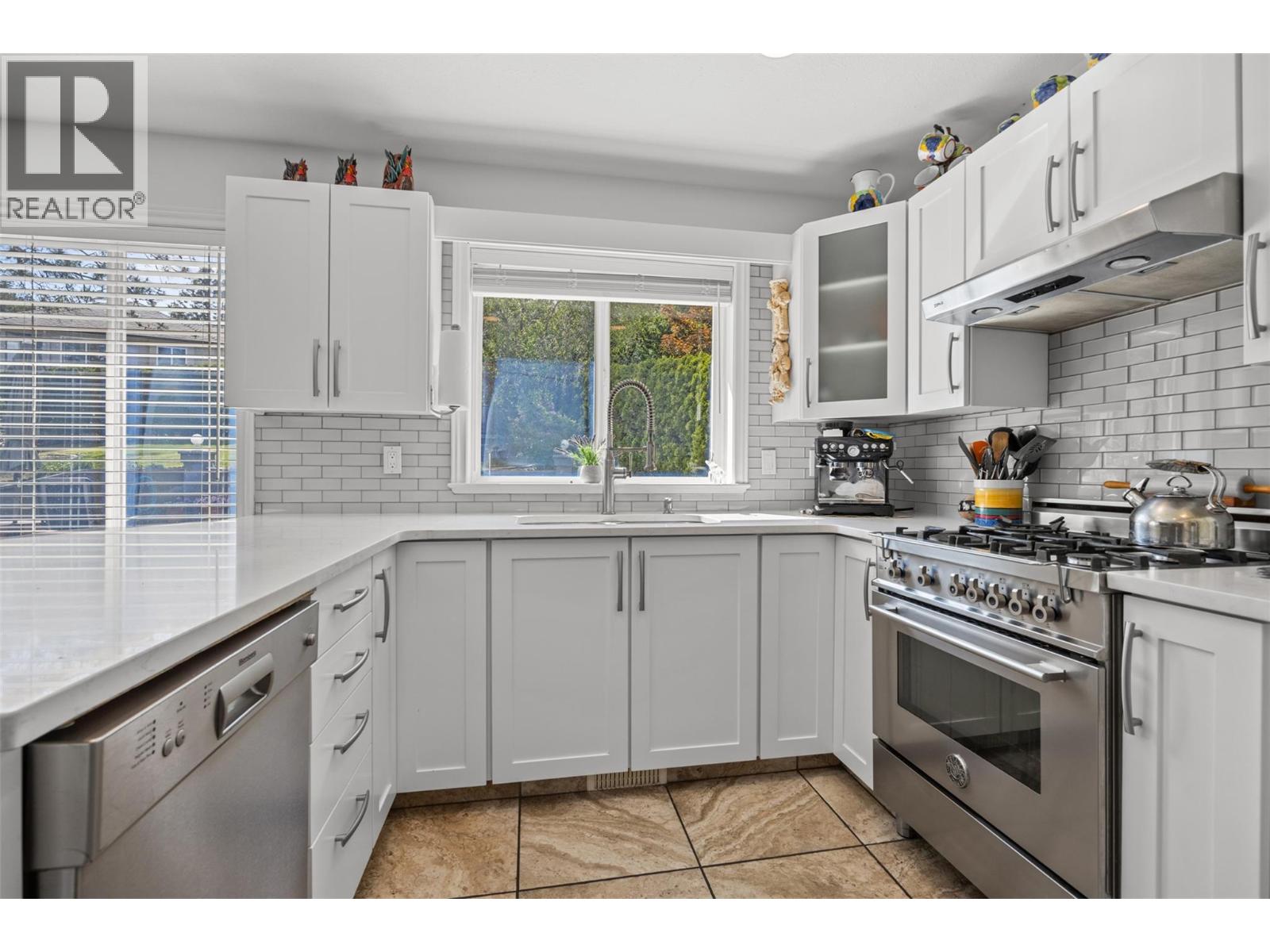 Picture for 3016 Lakeview Cove  Road https://www.cirrealty.ca/reb/bc/5/10366125_11.jpg