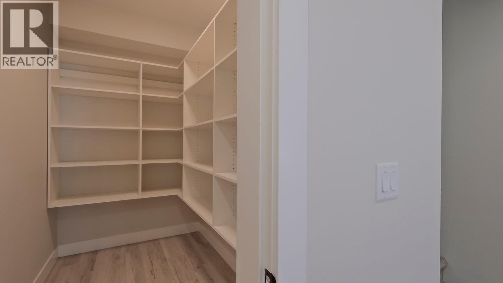 Picture for 937 Royal Troon  Lane https://www.cirrealty.ca/reb/bc/5/10366355_39.jpg