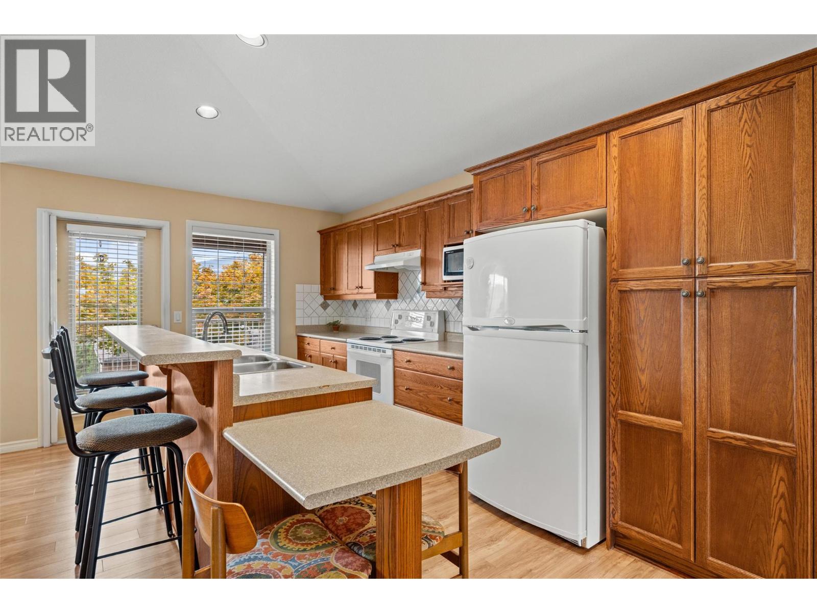Picture for Unit #8, 3512 Ridge  Boulevard https://www.cirrealty.ca/reb/bc/5/10366635_8.jpg