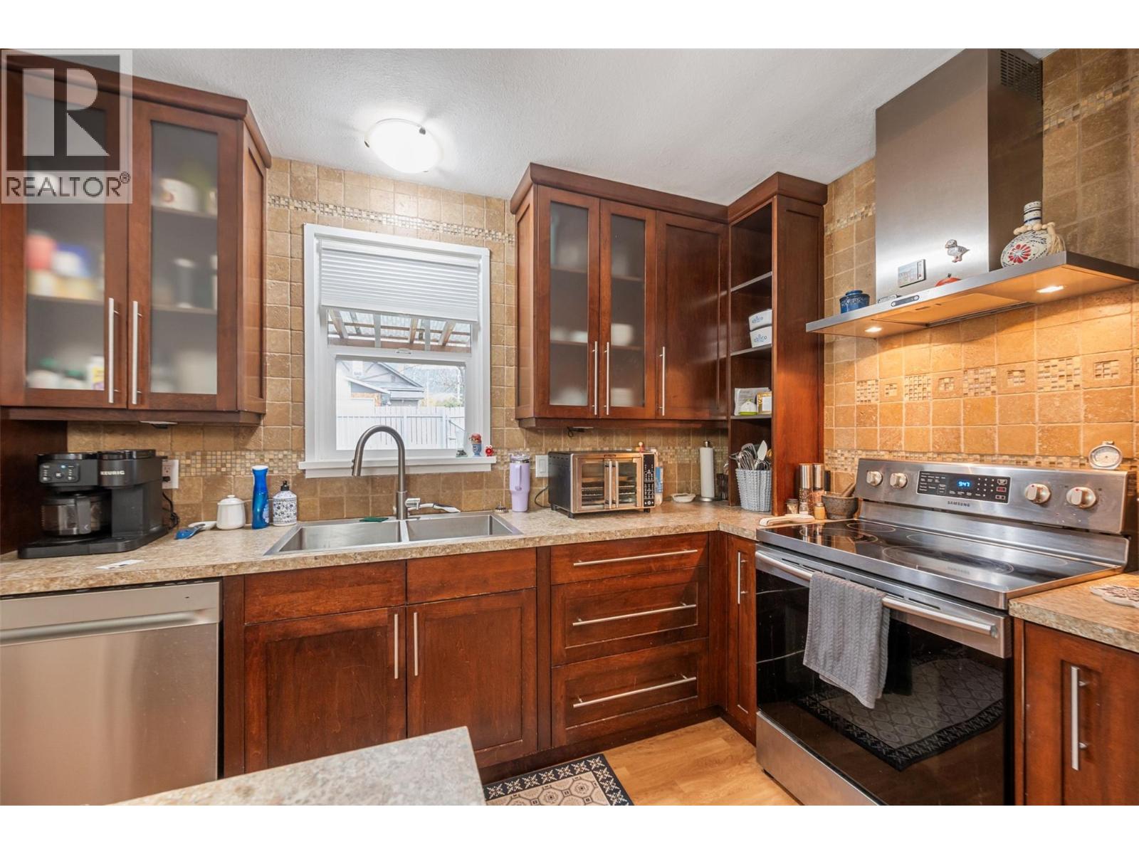 Picture for 598 Van Horne  Street https://www.cirrealty.ca/reb/bc/5/10366835_12.jpg