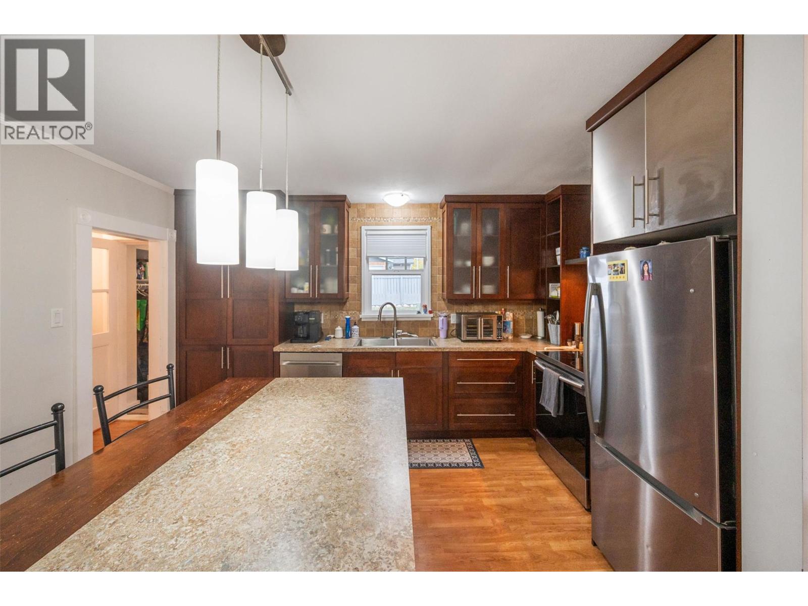 Picture for 598 Van Horne  Street https://www.cirrealty.ca/reb/bc/5/10366835_16.jpg