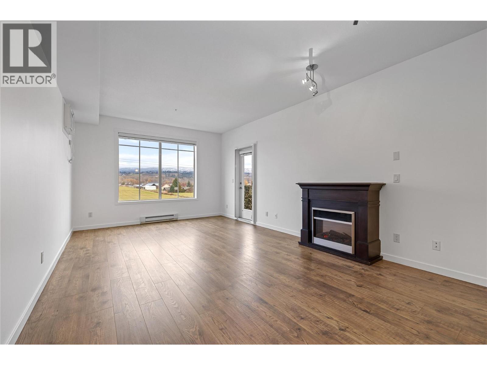 Picture for Unit #305, 3735 Casorso  Road