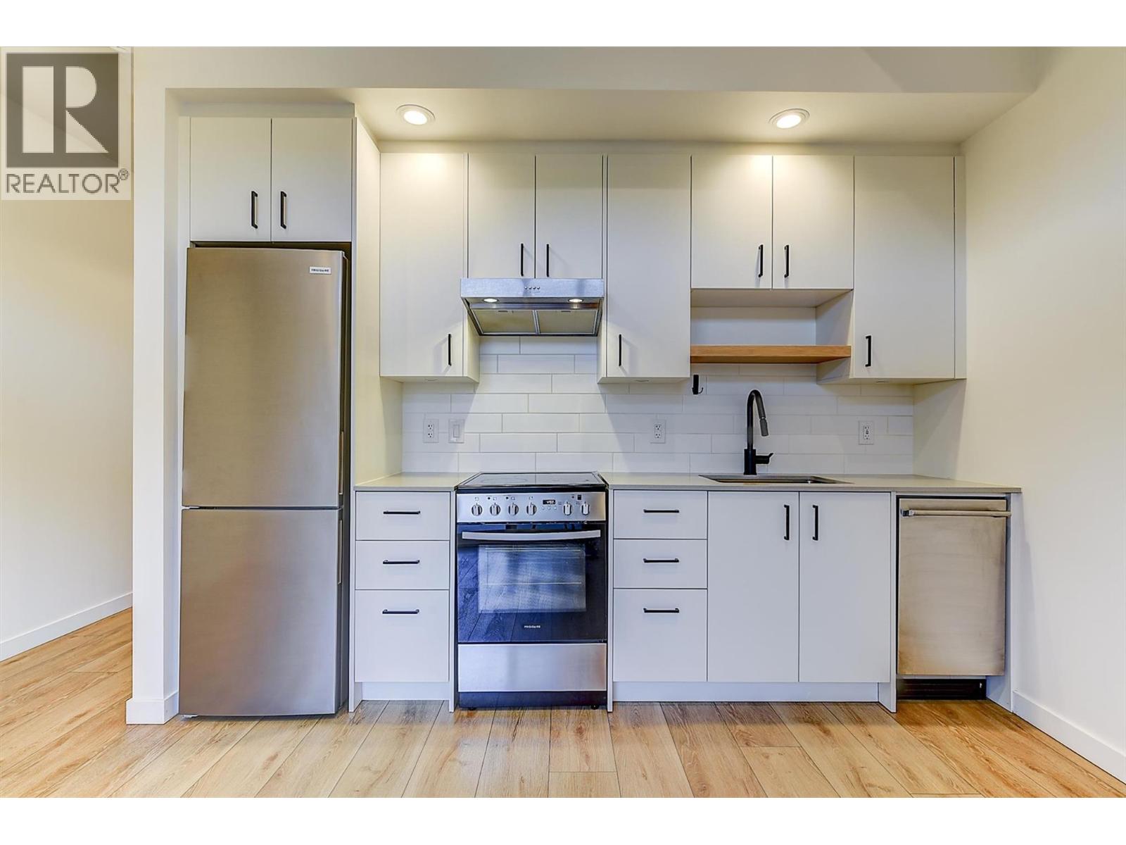 Picture for Unit #106, 660 Cawston  AvenueN https://www.cirrealty.ca/reb/bc/6/10362856_19.jpg