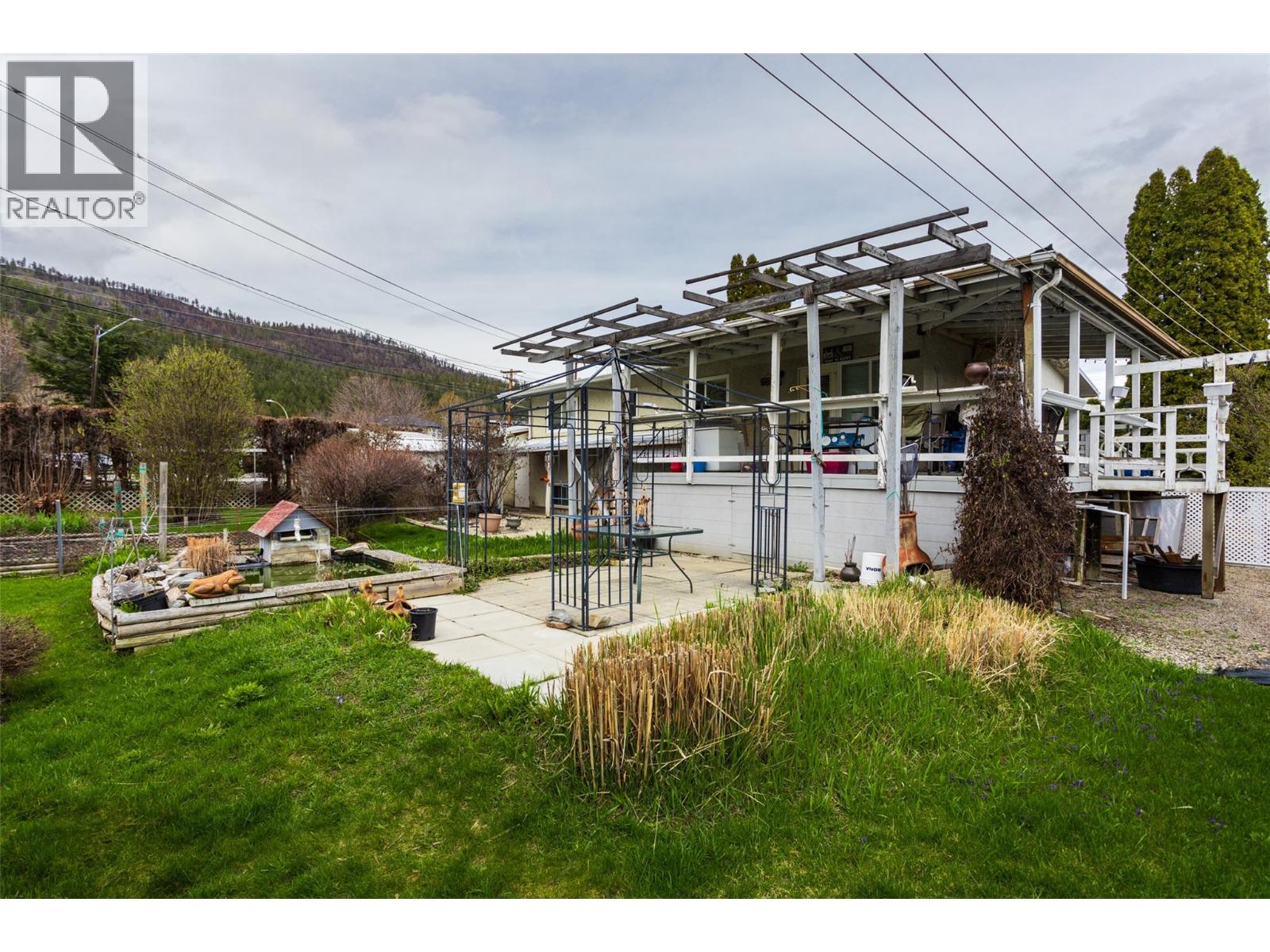 Picture for 1911 Cross  Road https://www.cirrealty.ca/reb/bc/6/10364376_20.jpg