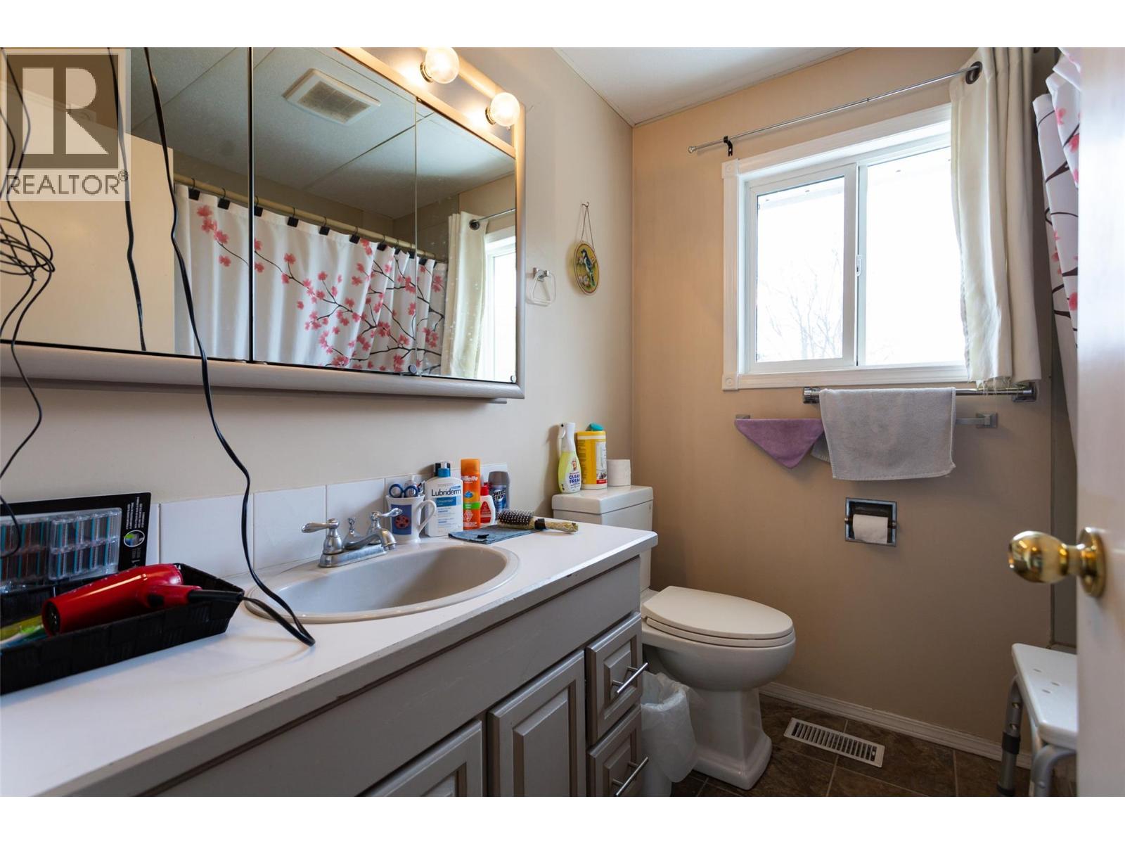 Picture for 1911 Cross  Road https://www.cirrealty.ca/reb/bc/6/10364376_26.jpg