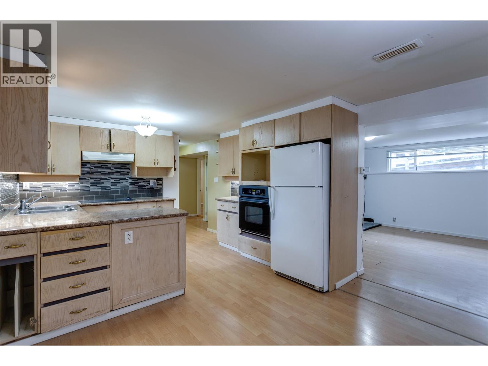 Picture for 1911 Cross  Road https://www.cirrealty.ca/reb/bc/6/10364376_32.jpg