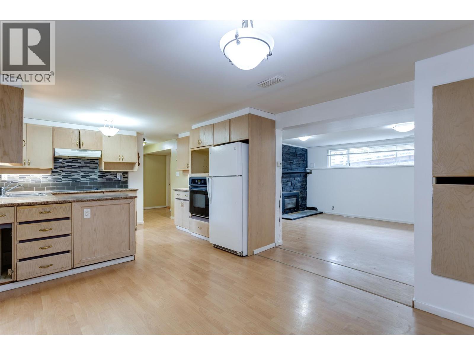 Picture for 1911 Cross  Road https://www.cirrealty.ca/reb/bc/6/10364376_35.jpg