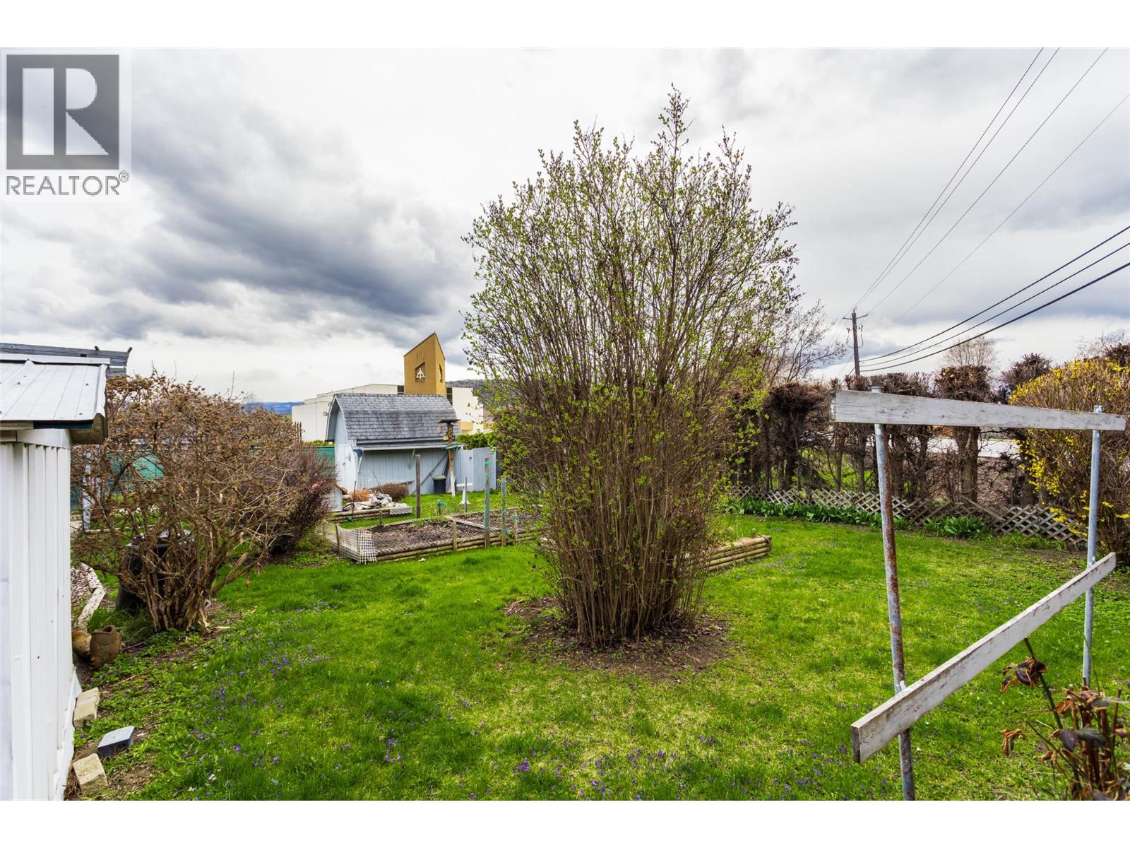 Picture for 1911 Cross  Road https://www.cirrealty.ca/reb/bc/6/10364376_50.jpg