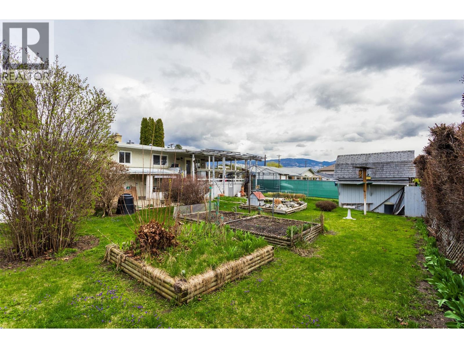 Picture for 1911 Cross  Road https://www.cirrealty.ca/reb/bc/6/10364376_51.jpg