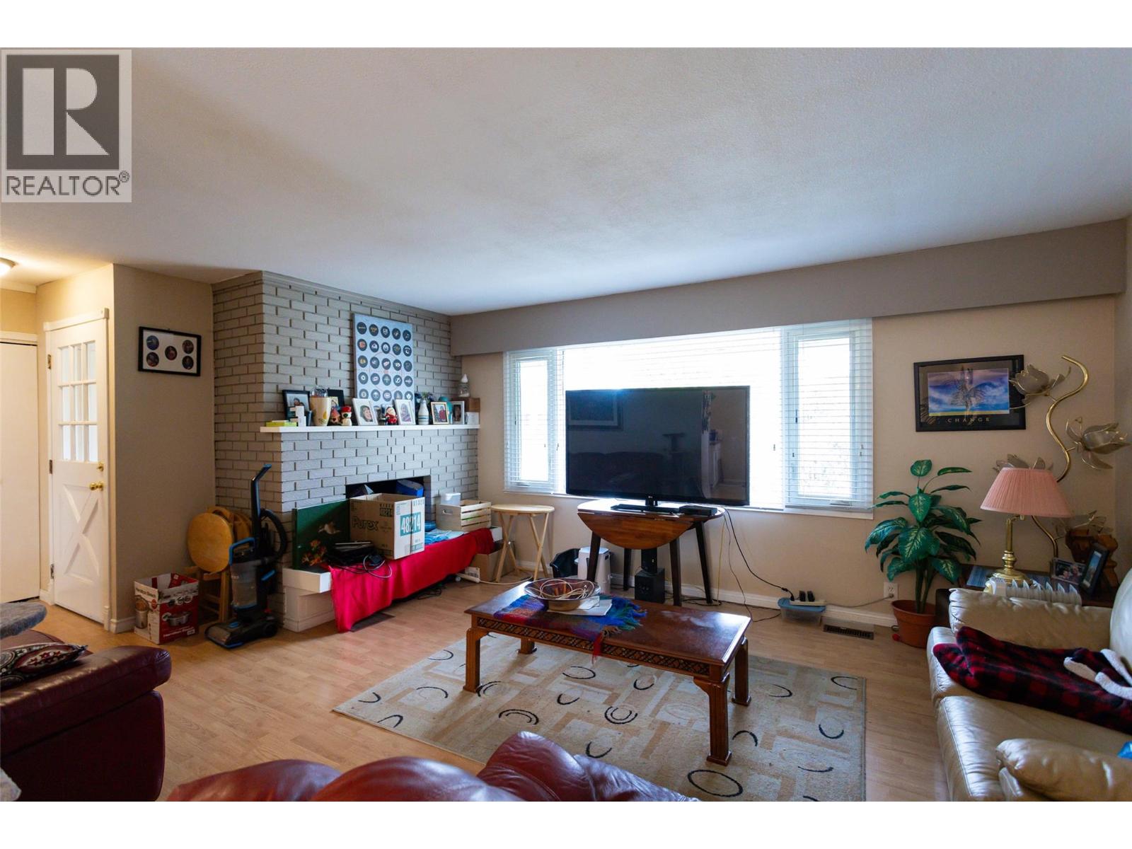 Picture for 1911 Cross  Road https://www.cirrealty.ca/reb/bc/6/10364376_9.jpg