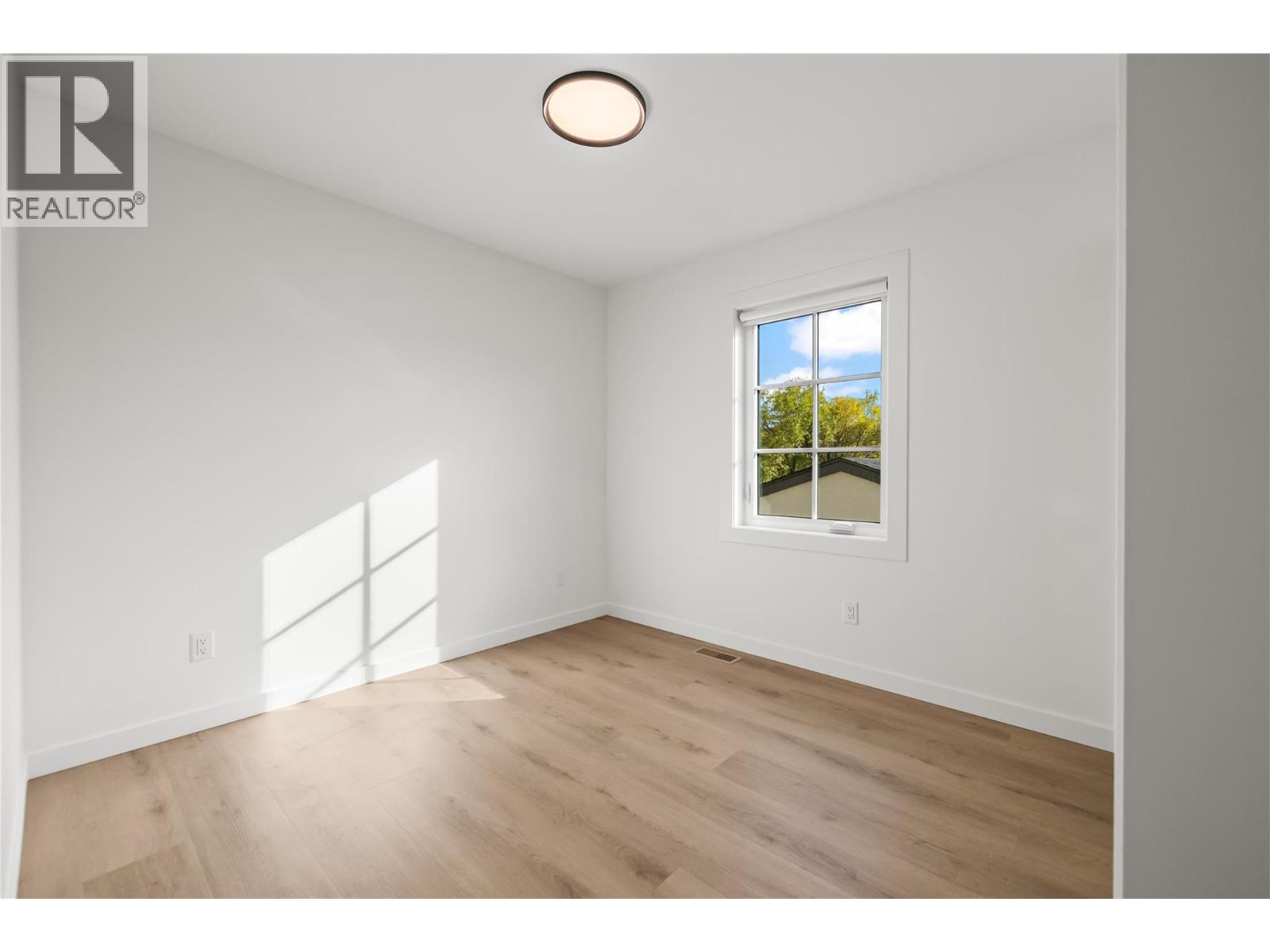 Picture for Unit #2, 2957 Conlin  Court https://www.cirrealty.ca/reb/bc/6/10364956_27.jpg
