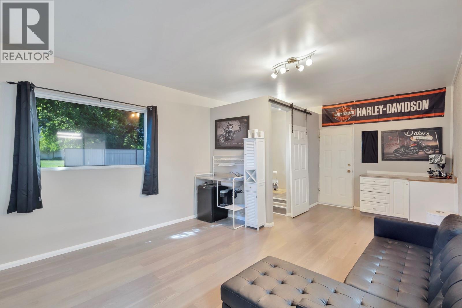 Picture for 431 Valley  Road https://www.cirrealty.ca/reb/bc/6/10364966_21.jpg